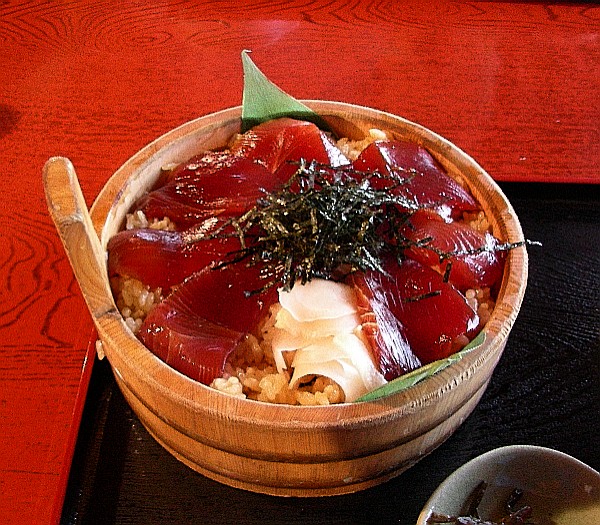 手こね寿司 (translated "手こね寿司" to French): "Sushi des Mains Danseuses"