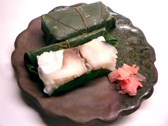 柿の葉寿司 (translated "sushi aux feuilles de kakis"): "Étreinte de Kakis et de Mer"