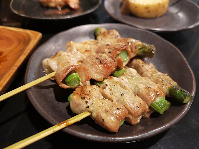 久留米やきとり (translated "久留米やきとり" to French): "Échos de Poulet Grillé au Cœur de Kurume"