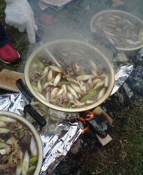 芋煮会(translated "芋煮会" to French): "Festin de Racines et de Souvenirs"