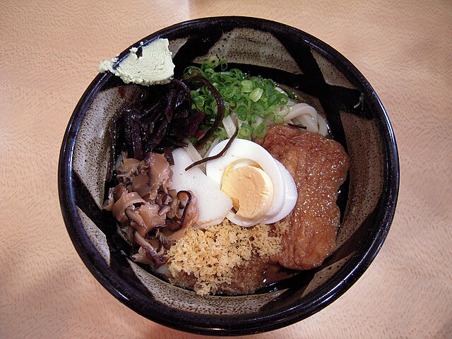 ぶっかけうどん (translated "ぶっかけうどん" to French): "Nouilles dans un Ruisseau de Saveurs"
