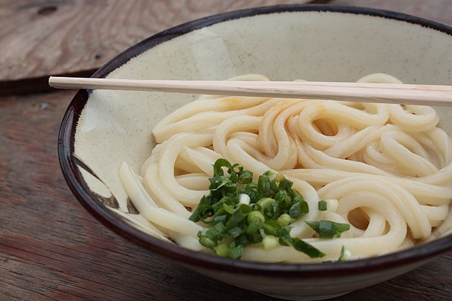 讃岐うどん (traduit "讃岐うどん" en français) : "Les Noodles des Étoiles de Sanuki"