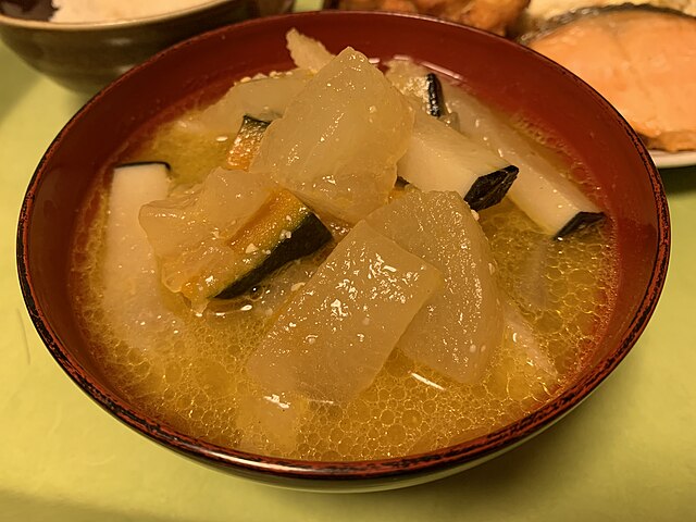 鯨汁 (translated "鯨汁" to French): "L'Étreinte des Profondeurs"