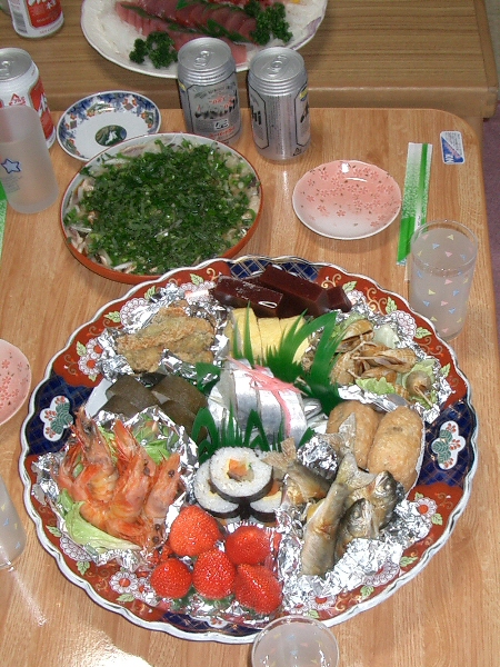 皿鉢料理 (translated "皿鉢料理" to French): "Symphonie de Saveurs en Assiette"