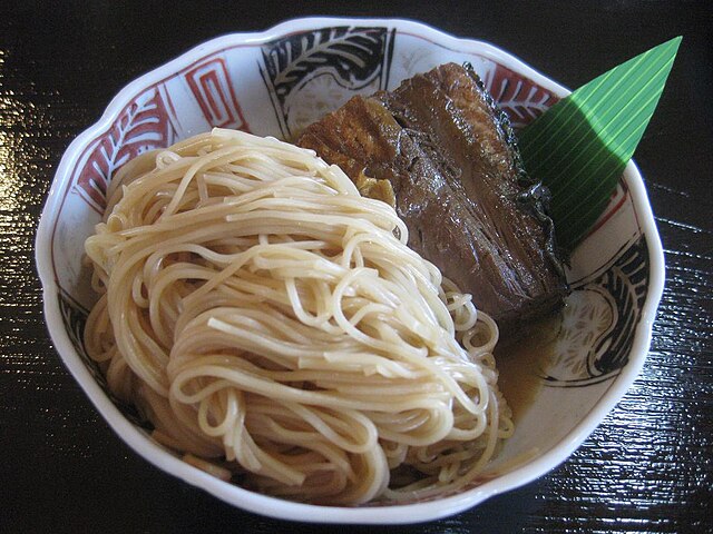 焼鯖そうめん (traduction "焼鯖そうめん" en français) : "Nudités de Sardine Rôtie et de Verdures Enlacées"