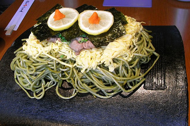 瓦そば (translated "瓦そば" to French): "Nuit de Saveurs sur Tuiles Éclatantes"
