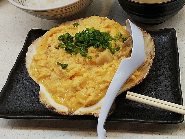 貝焼き味噌 (translated "貝焼き味噌" to French): "Mélodie des Coquillages Grillés et Miso"