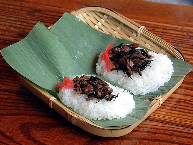 笹寿司 (長野・新潟)(translated "笹寿司 (長野・新潟)": "Sushi des Feuilles de Bambou, Étreinte des Montagnes")
