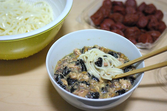 ひっぱりうどん (traduit "ひっぱりうどん" en français): "Les Noodles Élastiques de l'Umami"