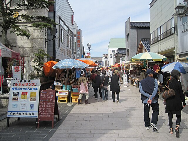 輪島朝市(Le Marché Matinal de Wajima): "Éveil des Saveurs au Bord de la Mer"
