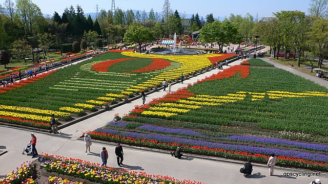 砺波チューリップ公園 (Parc aux Tulipes de Tonami) : "Symphonie de Couleurs en Fleurs"