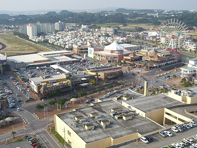 美浜タウンリゾート・アメリカンビレッジ (Village Américain de Mihama) : Échos d'un Rêve Tropical
