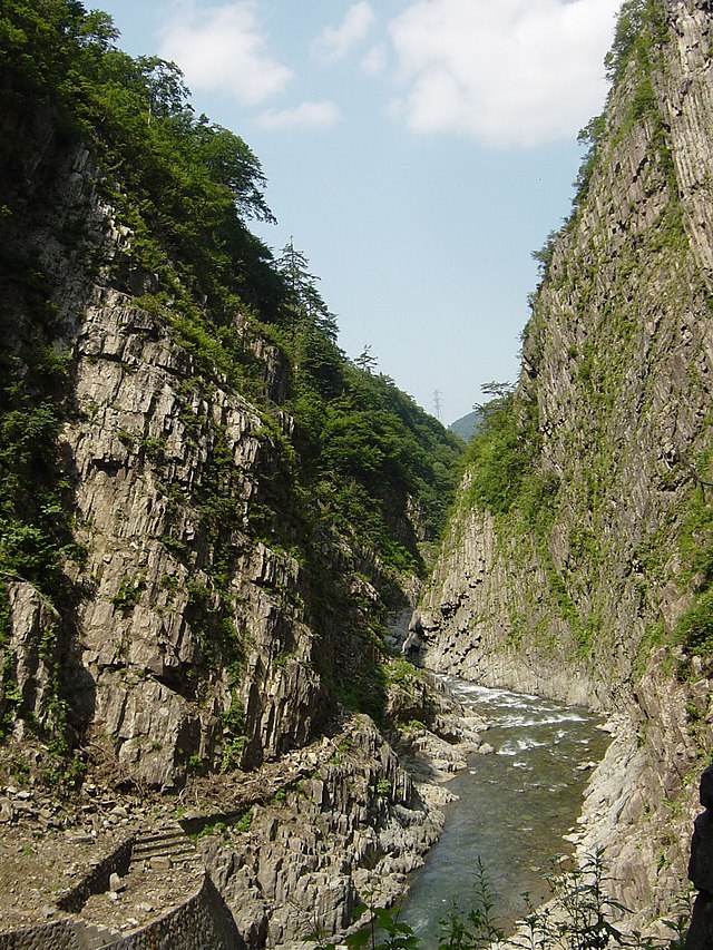 清津峡(La Gorge de Kiyotsu): "Murmures de l'Eau Émeraude"