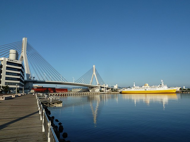 青森ベイブリッジ(Pont de Aomori): "Étreinte des Cieux et des Eaux"
