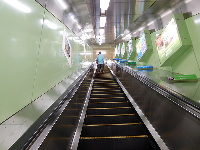 江の島エスカー (Escalier de l'île d'Ena) : "Vers les Cieux de l'Île Émeraude"