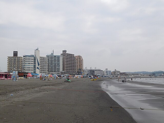 東洋のマイアミビーチ (Plage de l'Orient Éblouissant) : Éclats de Sable et de Lumière