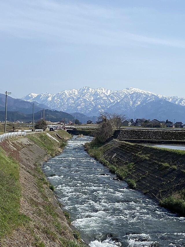 舟川 (富山県)(Rivière des Barques): Échos de Sérénité et de Reflets Éthérés