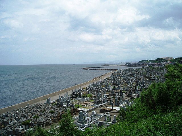 花見潟墓地 (Cimetière des Fleurs en Fête) : "Échos de Cerisiers en Souvenir"