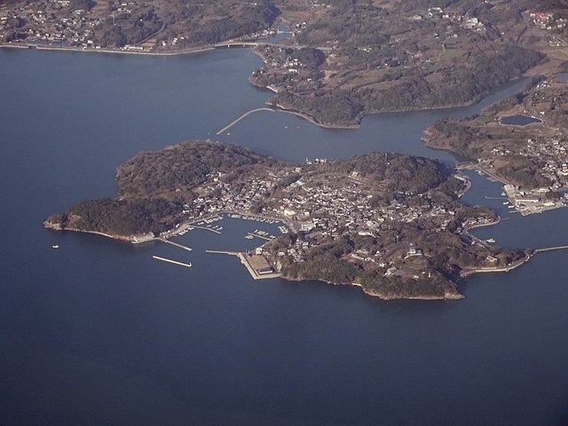 竹崎島 (Île de Takuzaki) : "Échos de Bambou et Vagues Émeraude"