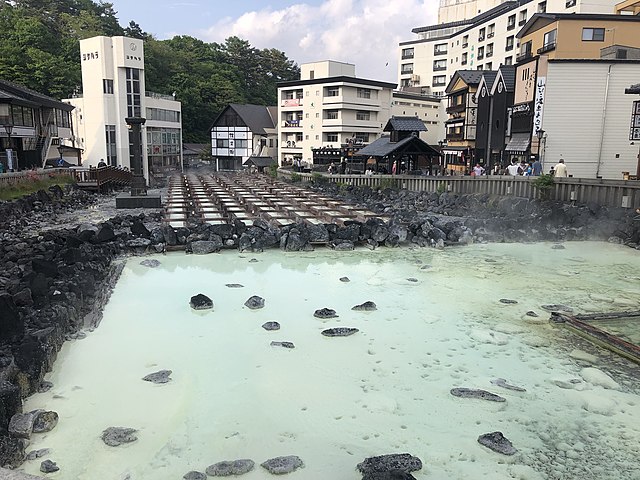 草津温泉 (Les Sources Enchantées) : "Les Murmures des Eaux Sacrées"