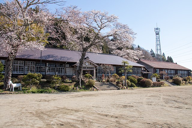 大子町立上岡小学校(École de Kamiyama à Daigo): "Les Échos de l'Enfance Éternelle"
