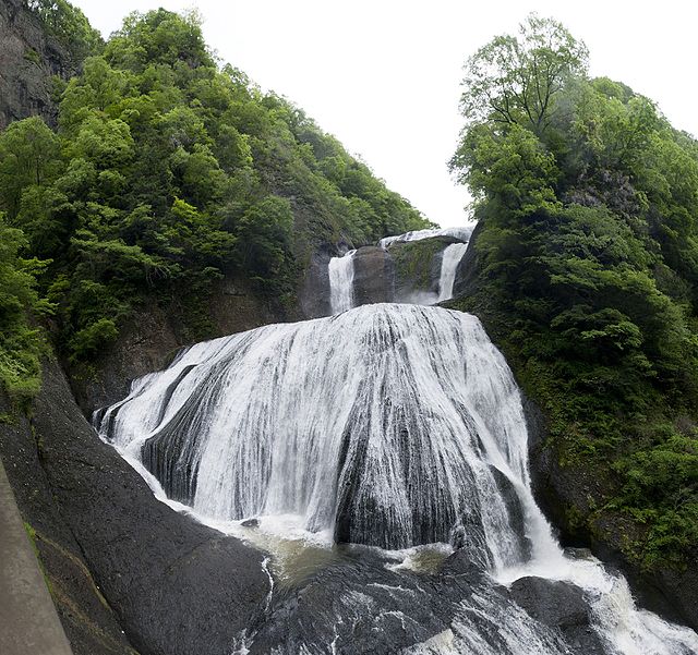 袋田の滝(La Cascade de Fukuroda): "L'Étreinte des Eaux Émeraude"