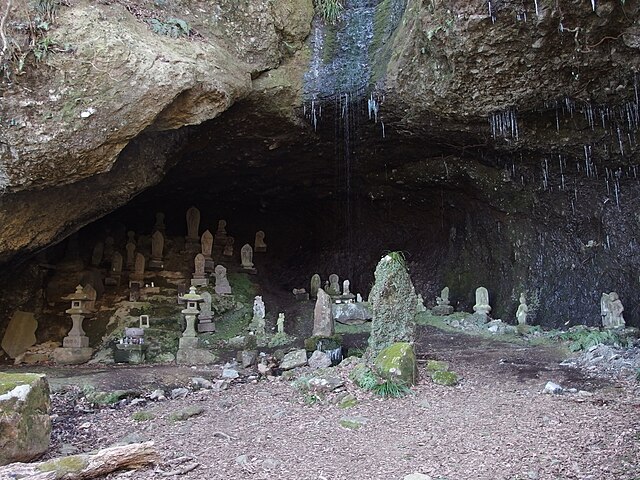 しとどの窟 (La Grotte des Murmures): Échos de l'Invisible