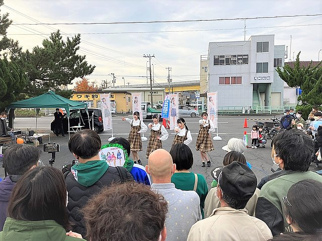 館鼻岸壁朝市 (Marché du Matin des Falaises de Kanban) : "Éveil des Saveurs au Bord des Vagues"