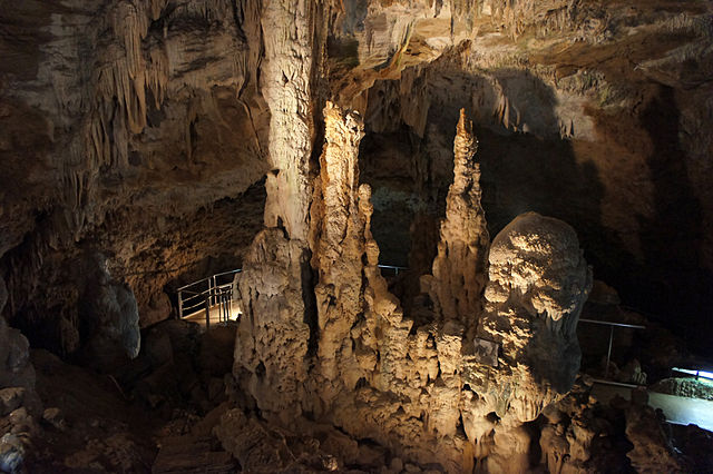 石垣島鍾乳洞 (Grotte de stalactites d'Ishigaki) : "Chuchotements des Ombres Cristallines"