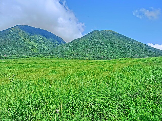 三瓶山 (Mont Sanbe): "Les Échos des Cimes Sacrées"