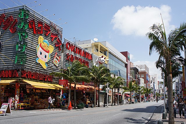 国際通り(Rue Internationale): "L'Artère des Rêves Éveillés"