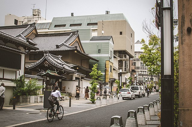 三条通り(Rue Sanjō): "Les Murmures du Temps Éternel"