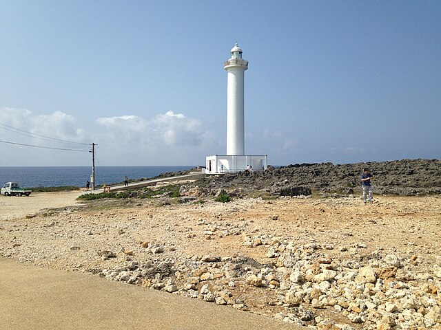 残波岬灯台(Phare de la Baie des Vagues): "Lumière des Océans Éternels"