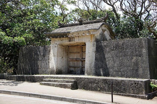 園比屋武御嶽 (Le Sanctuaire des Esprits Ancestraux) : Échos de la Montagne Sacrée