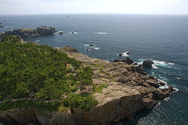 日御碕 (Le Promontoire du Soleil): "L'Étreinte des Vagues et du Ciel"