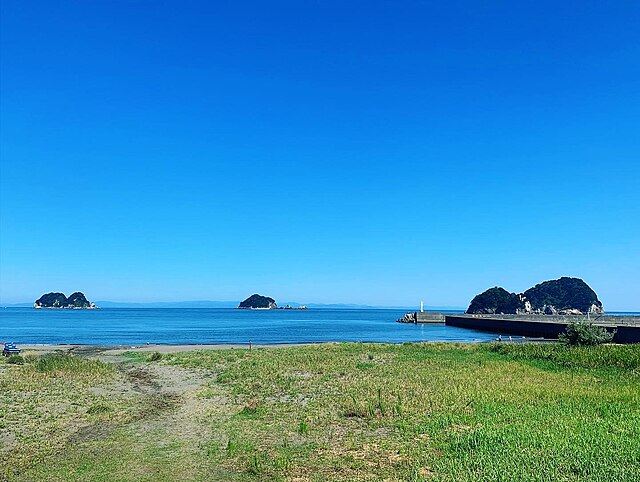 淡島海岸(Plage des Îles Douces): "Mélodie des Vagues Émeraude"