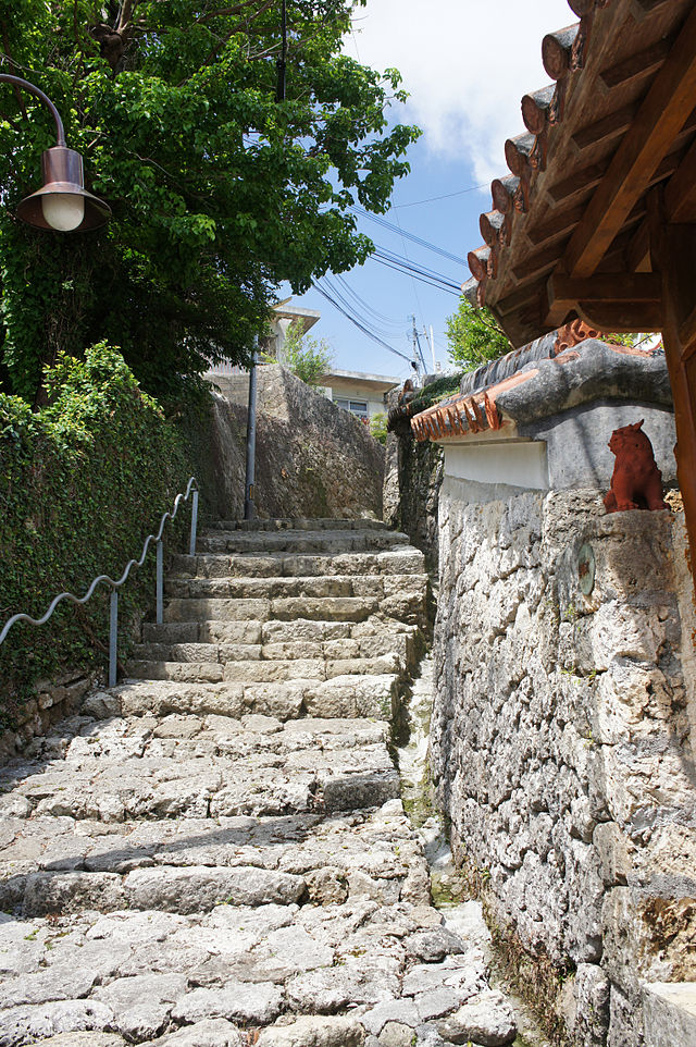 首里金城町石畳道 (Chemin de Pierre de Shuri) : "Les Pavés du Temps Éternel"