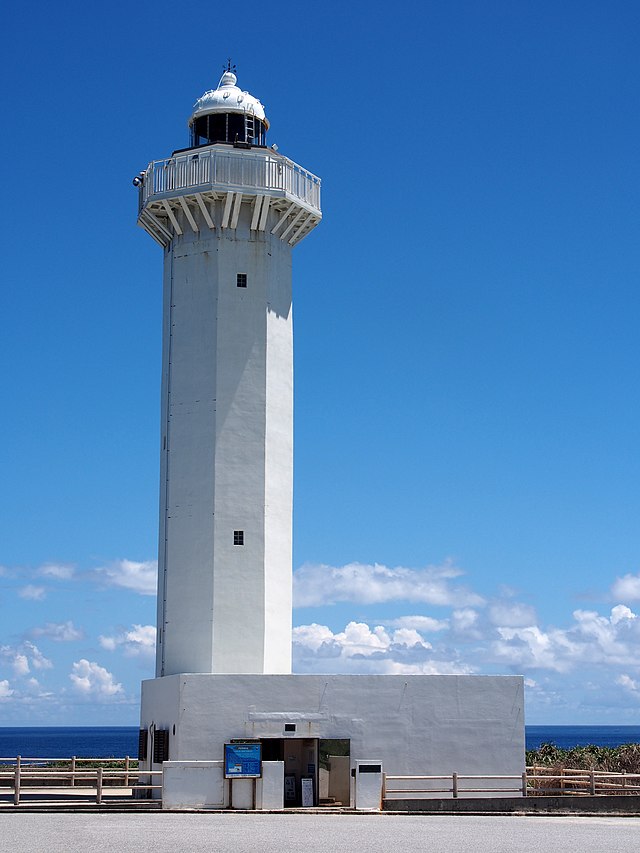 平安名埼灯台(Phare de Heian): "Lueur des Rêves Éternels"