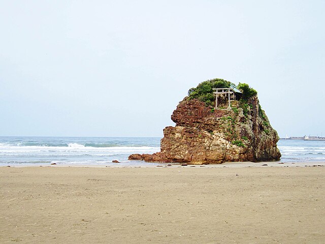 稲佐の浜 (Plage des Rêves Éveillés) : "L'Étreinte des Vagues et des Cieux"