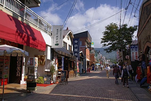 旧軽井沢メインストリート(Ancienne Rue Principale de Karuizawa): "Rêveries d'Érables et de Montagnes"