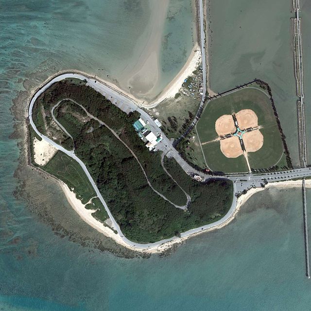 瀬長島 (Île des Courants Éternels) : "Étreinte des Vagues et des Cieux"