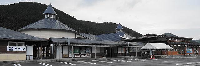 道の駅どんぶり館 (translated 道の駅どんぶり館 to French): "Le Sanctuaire des Bols de Saveurs"