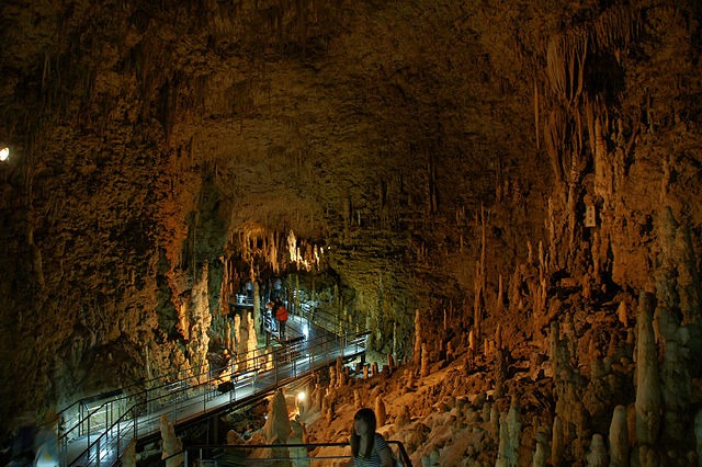 玉泉洞 (Grotte de la Source Précieuse) : "Échos de l'Eau Éternelle"