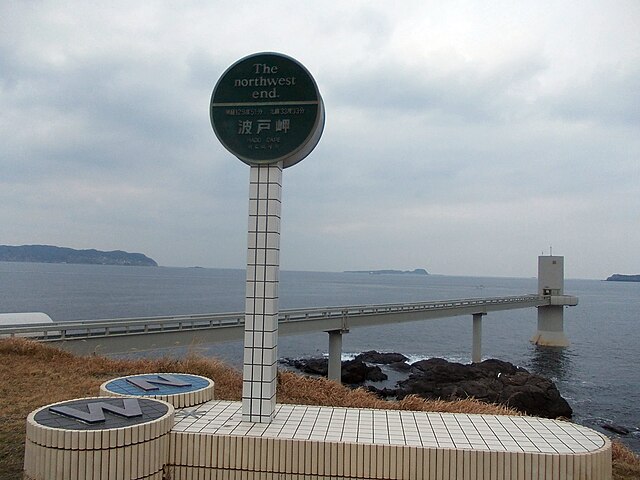 唐津市玄海海中展望塔 (Tour de Vision Sous-Marine de Karatsu) : "Échos des Profondeurs Émeraude"