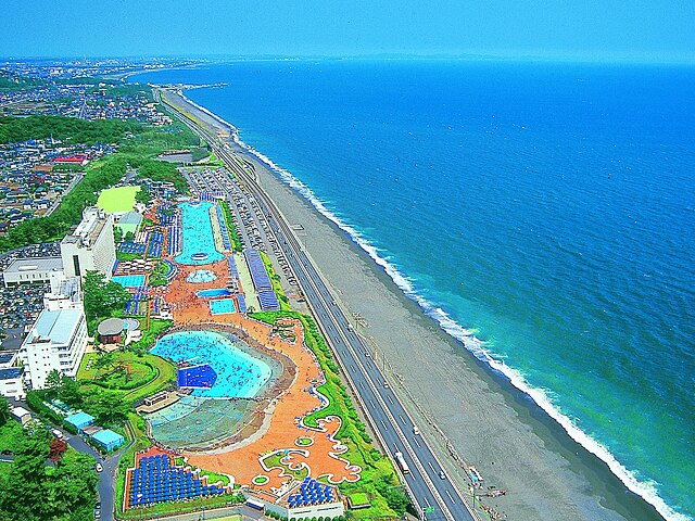 大磯ロングビーチ (Plage Éternelle d'Oiso) : "Échos des Vagues et Sables d'Or"