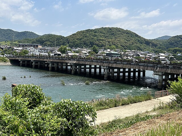 宇治橋 (宇治市) (Pont de l'harmonie éthérée) : Le reflet des cerisiers en fleurs